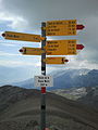 Der Wegweiser am Passübergang auf der Plaine Morte in 2927 m Höhe. Die Spitze des Bergs ist 2993 m ü. M. hoch