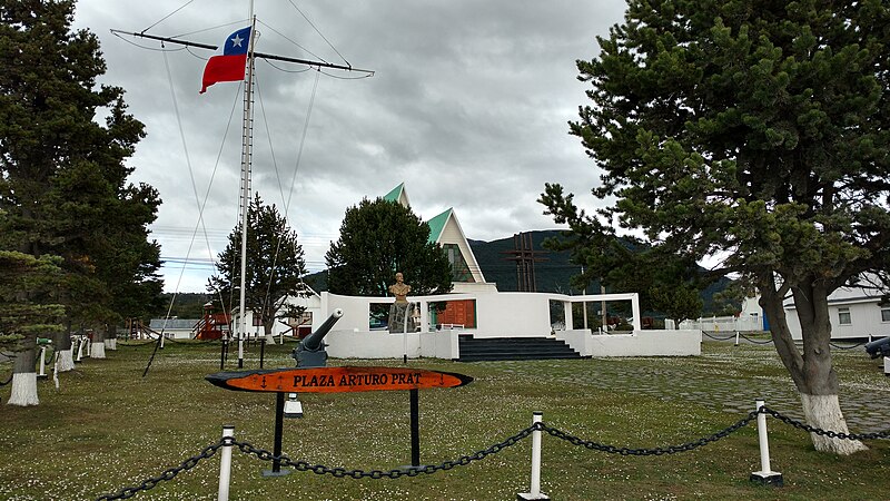 File:Plaza Arturo Prat, Puerto Williams, Chile.jpg