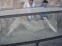 Děsivé pózy obětí v Pompejích, které usmrtily pyroklastické proudy/přívaly, byly způsobené křečovým stažením svalů během smrti, jakožto následek vystavení velmi vysokým teplotám.