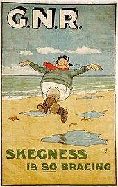 Affiche d'un homme joyeux portant bottes, pipe et chapeau sur une plage. Textes : G.N.R. Skegness is so bracing.