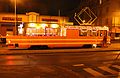 Čeština: Vánočně vyzdobená mazací tramvaj evidenční číslo 5572 čekající na Palmovce.