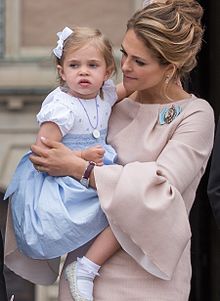 Leonora z mamo na krstu princa Oskarja 27. maja 2016