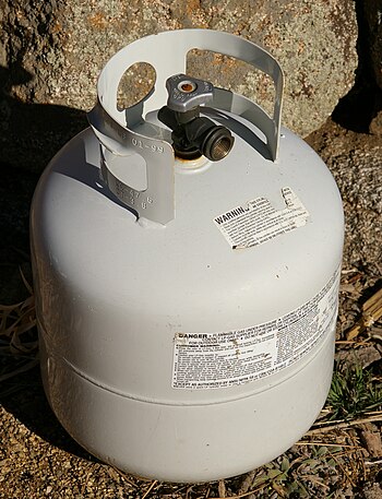 English: A standard 20lb propane tank.