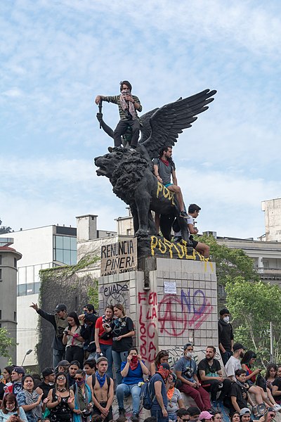 File:Protestas en Chile 20191022 19.jpg