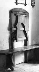 Provizorična mizica ob desni strani vhoda v vežo pri Špahunju v Zahomcu 1951 (2).jpg