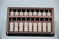 [2]: En abakus Een abacus