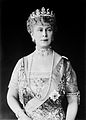 Mária (1867-1953), az anyai nagyanyja révén részben magyar származású brit királyné, V. György feleségének portréja a Dominion of Canada 1911-es 500, 1924-es 5 és 1925-ös 1000 dolláros címletei után a Bank of Canada 1935-ös 2 és 25 dollárosán szerepelt.