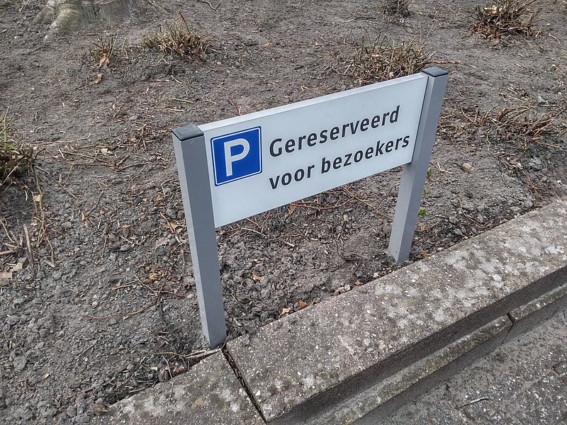 File:Reserved parking sign for visitors, Synergon Winschoten (2018).jpg