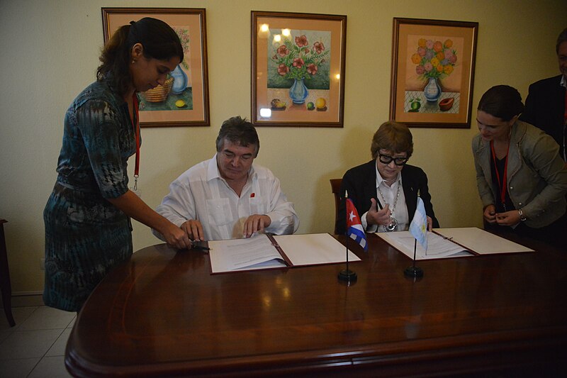 File:Reunión y firma de acuerdo bilateral entre la ministar de Cultura de la Nación, Teresa Parodi, y el ministro de Cultura de Cuba, Julian Gozalez Toledo (21335161789).jpg