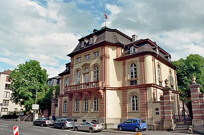 So kommt man zu Huttenschlößchen mit den Öffentlichen - Mehr zum Ort Hier