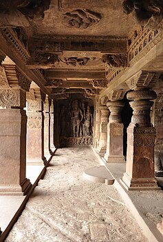 Shpella 1, dedikuar Shiva-s ose Nataraja-s, pamje e verandës.