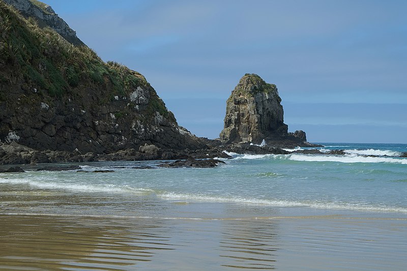 File:Rocky outcrop at northern end of Cannibal Bay.jpg