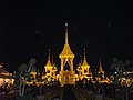 Rama IXs krematorium om aftenen (02-11-2017).