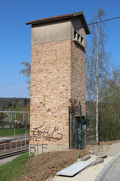 File:Rue Pierre Curie à Saint-Rémy-lès-Chevreuse le 21 avril 2013 - 32.jpg