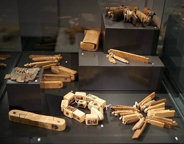 Une Collection De Bâtons Et D'autres Objets Dont Un Bâton En Bois