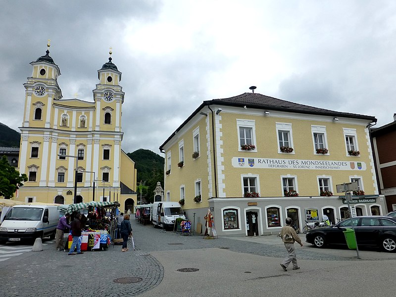 File:Saint Michael Kirche Rathaus Marktplaz Mondsee Austria - panoramio.jpg