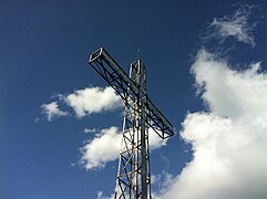 Cruz de hierro al lado del Santuario