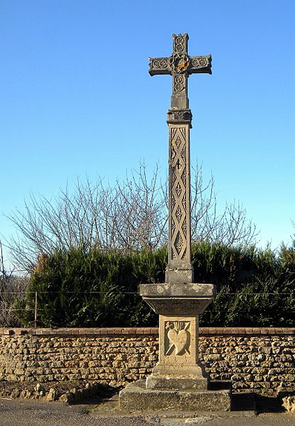 File:Sarry, croix sculptée.jpg