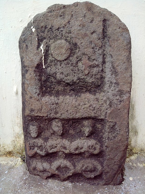 Sati stone, Ratnagiri.jpg