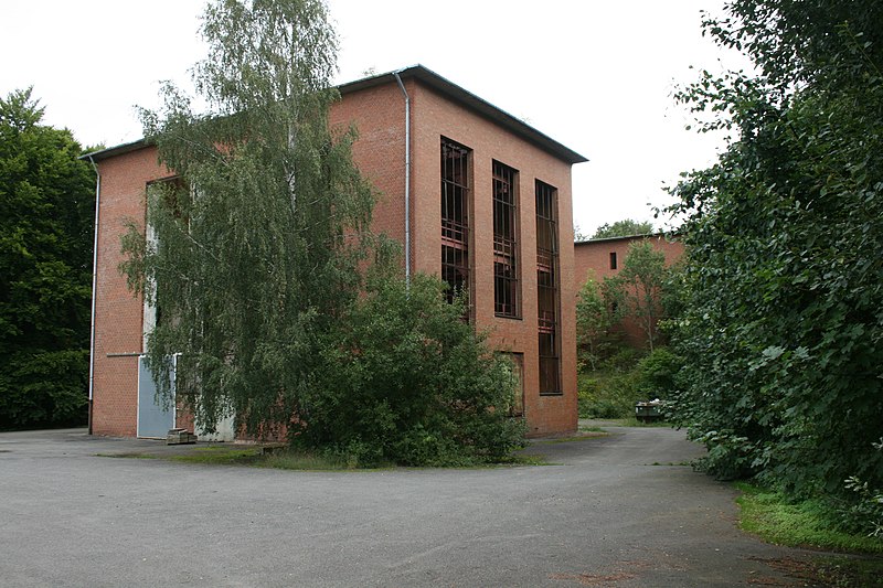 File:Schachthalle und Fördermaschinenhaus Schacht Fortuna 2 Döhren.JPG