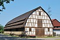 Deutsch: Ehemaliges Schafhaus in Rohrsperg 1 in Hemmingen in Baden-Württemberg. Historischer Ortsrundgang Hemmingen Nr. 27. Die Infotafel am Haus sagt: 'Traufständiger Fachwerkbau, Kielbodendach mit durchlaufenden Dachgauben und Scharnieren zur Hopfentrocknung; 1823 für die Schafherde des Hemminger Schloßgutes errichtet, später Jungviehstall und Scheune' English: Former sheep house in Hemmingen in the German Federal State Baden-Württemberg.