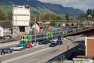 Der grün-silberne Zug hielt an einem mit Baldachin bedeckten Bahnsteig