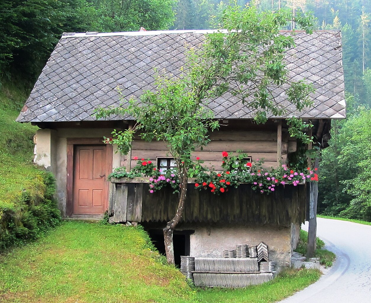 Kurnik, wieś, przedszkole  House styles, Cabin, Cottage