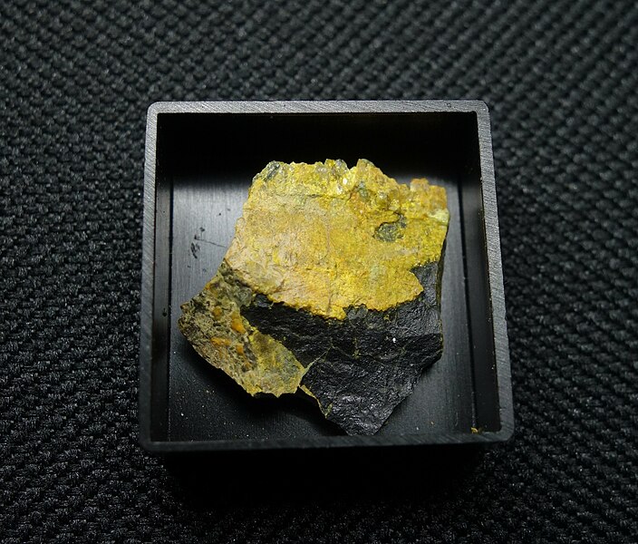 File:Shinkolobwe Uraninite with Gummite.jpg