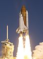 Raketoplán Atlantis při startu. 9. června 2007 v 01:38 hodin středoevropského času odstartoval z Kennedyho vesmírného střediska se sedmičlennou posádkou ke své 21. misi, která má za úkol pomoci v dostavbě Mezinárodní vesmírné stanice (ISS).