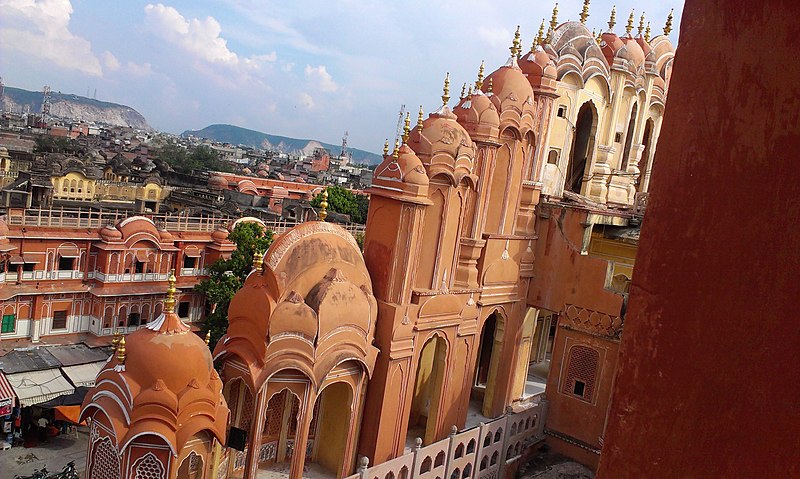 File:Side view of hawa mahal balconies.jpg