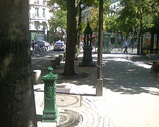 Small and big Wallace Fountains in Paris, rue Alain-Chartier, 31 July 2007