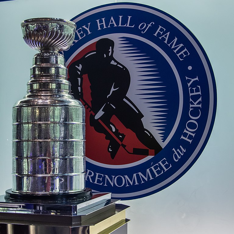 https://upload.wikimedia.org/wikipedia/commons/thumb/f/fe/Stanley_Cup_%2848667275193%29.jpg/768px-Stanley_Cup_%2848667275193%29.jpg