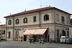 Train station building Stazione ferroviaria di piombino.JPG