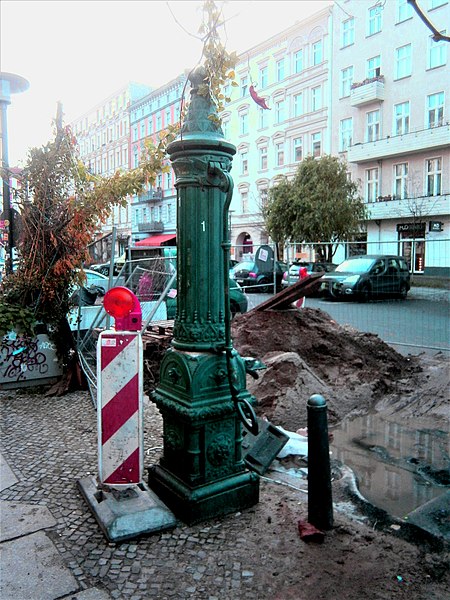 File:Straßenbrunnen 1 PrBg Oderberger (1).jpg