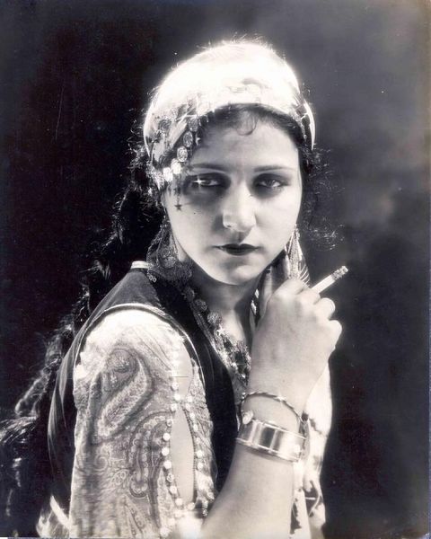 File:Sulochana dans Daku Ki Ladki (1933).jpg