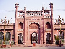 Peshawar's Sunehri Mosque dates from the Mughal era. Sunehri maseet da booa.JPG