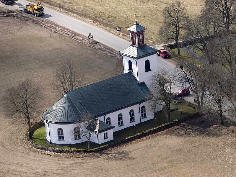 File:Tånnö kyrka från luften (cropped).jpg