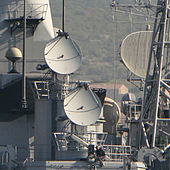 Antennes du radar de conduite de tir du système maritime d’interception TARTAR.