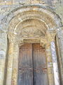 Portail d'entrée. Sur le tympan sont représentés le Christ pantocrator et le tétramorphe en partie mutilés.