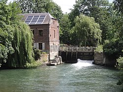 Tavaux-et-Pontséricourt (Aisne) moulin sur la Serre.JPG