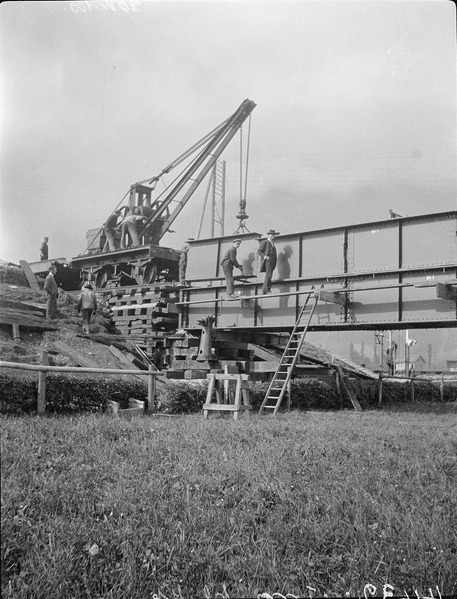 File:Test einer eisernen Ersatzbrücke für Eisenbahn - CH-BAR - 3236761.tif