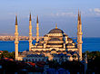 Turkiets nationaldag: Sultan Ahmed-moskén (ofta kallad Blå Moskén) i Istanbul i skymningen.