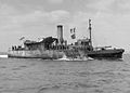 Záď torpédoborce HMS Porcupine, který se rozlomil po zásahu torpédem z ponorky U-602, je vlečena remorkérem Swarthy