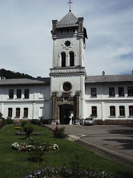 File:Tismana Monastery 2015 03.jpg