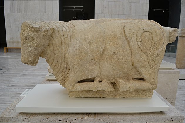 Toro de Osuna, escultura de la época ibera encontrada en Osuna, en el yacimiento arqueológico de la antigua ciudad ibérica de Urso. Expuesta en el Museo Arqueológico Nacional de España, en Madrid.