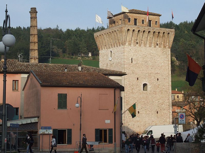 File:Torre Medioevale - Fermignano 9.jpg