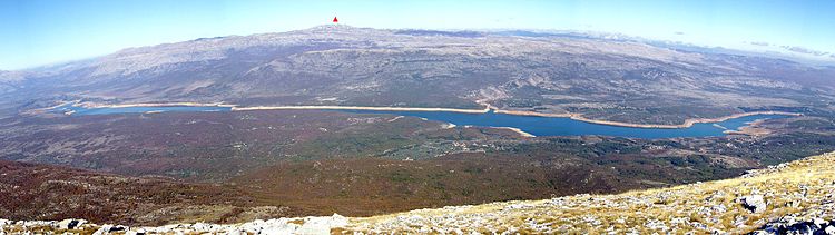 Troglav (triangle rouge) et le lac Peruča vus du mont Svilaja en Croatie.