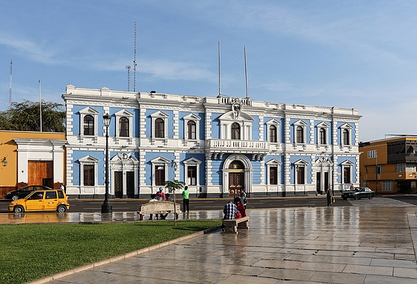View of The Municipal Palace of Trujillo in the Plaza de Armas of the city located in its Historic Centre, on December 29, 1820 the independence of Trujillo was proclaimed by the Marquis of Torre Tagle. In honour to the city the Freedom Monument was made by sculptor Edmund Moeller. Trujillo Town Hall (Peru).jpg