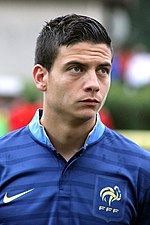Photographie d'un joueur de football avec un maillot bleu.