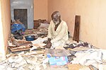 Миниатюра для Файл:Un artisan prépare sa création artisanal à Maroua au Cameroun.jpg